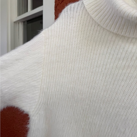 H&M White Long Sleeve Ribbed Knit Fuzzy Turtleneck Pullover Sweater Size Medium - Picture 3 of 6